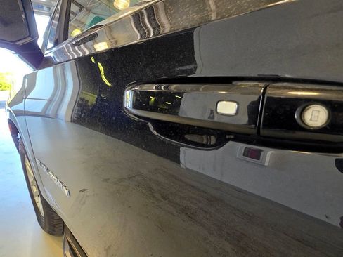 Used 2022 Chevrolet Suburban LT AWD/4WD image 15
