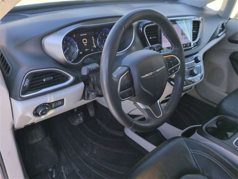 Used 2022 Chrysler Pacifica Touring-L image 12