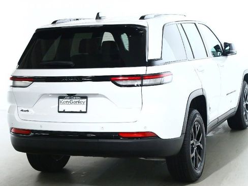 Used 2025 Jeep Grand Cherokee Altitude image 46