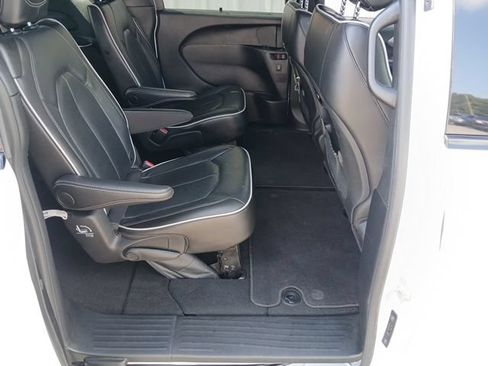 Used 2025 Chrysler Pacifica Limited FWD image 24