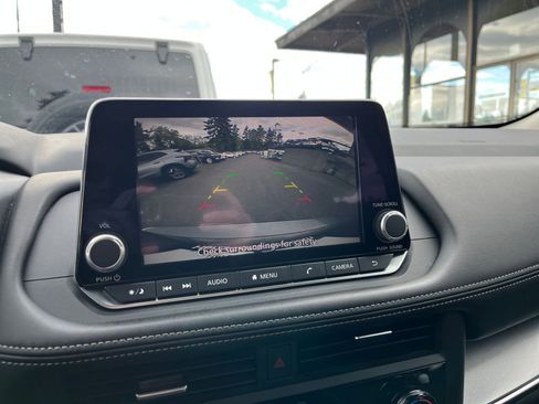Used 2025 Nissan Rogue SV FWD image 25