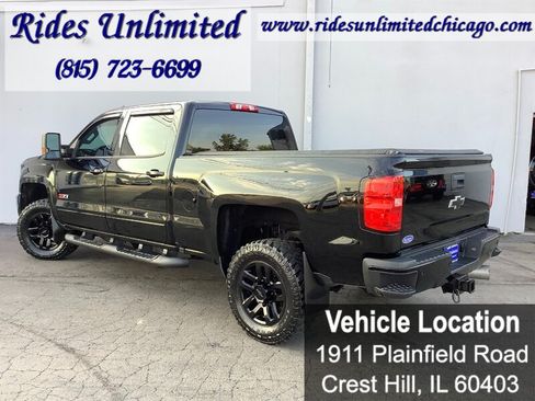 Used 2017 Chevrolet Silverado 2500 LT w/ Midnight Edition AWD/4WD image 5