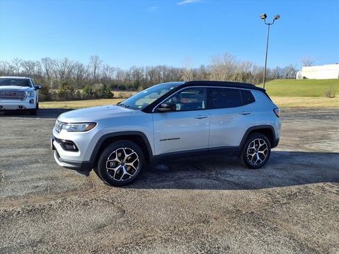 Used 2025 Jeep Compass Limited image 34