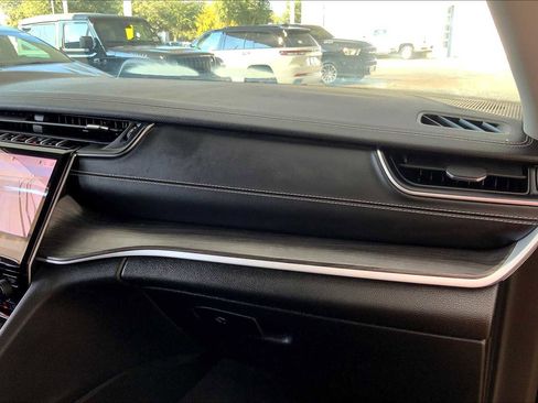 Used 2024 Jeep Grand Cherokee Limited image 18