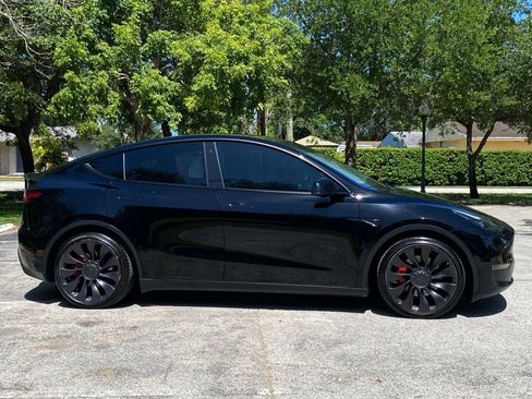 Used 2022 Tesla Model Y Performance AWD/4WD image 10