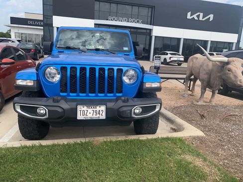 Used 2023 Jeep Gladiator Sport AWD/4WD image 2