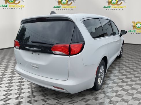 Used 2023 Chrysler Voyager LX image 5