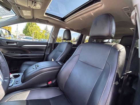 Used 2019 Toyota Highlander XLE AWD/4WD image 24
