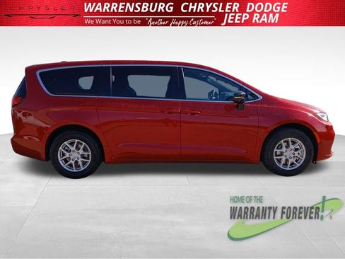 New 2026 Chrysler Pacifica Select image 2