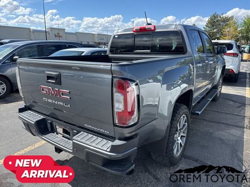 Used 2022 GMC Canyon Denali image 2