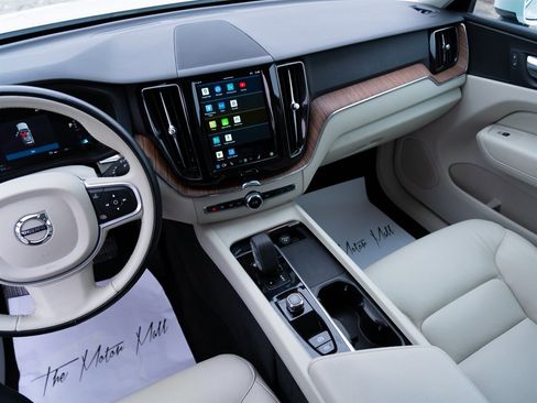 Used 2022 Volvo XC60 B5 Momentum image 35