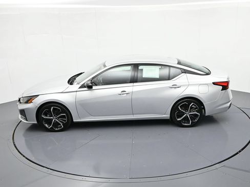 Used 2024 Nissan Altima 2.5 SR FWD image 17