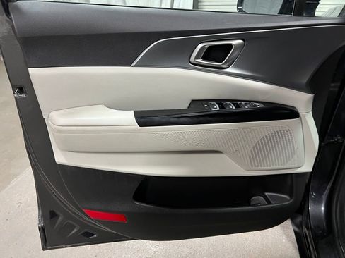 Used 2023 Kia Carnival LX image 20