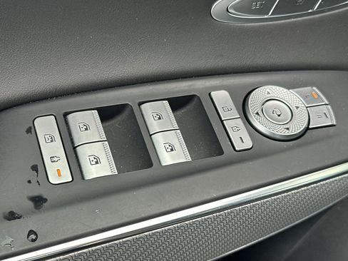 Used 2023 Genesis GV70 2.5T w/ Sport Prestige Package image 13