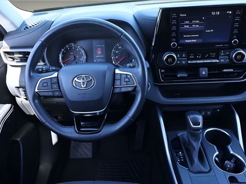Certified 2020 Toyota Highlander LE FWD image 14