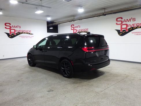 Used 2024 Chrysler Pacifica Touring-L w/ S Appearance Package AWD/4WD image 2