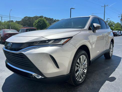 Used 2023 Toyota Venza XLE image 4