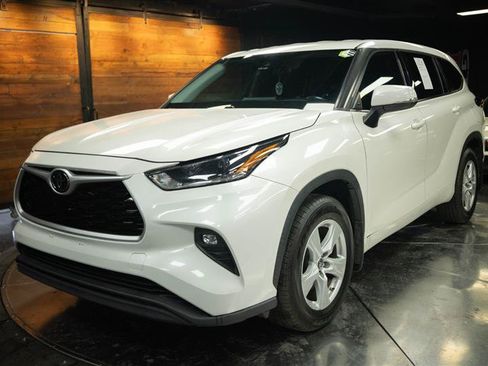 Used 2021 Toyota Highlander LE AWD/4WD image 2