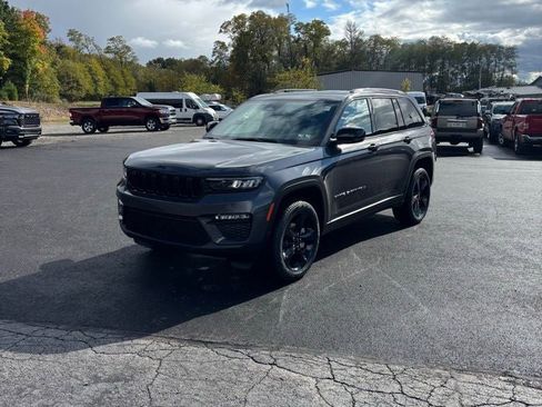 Used 2025 Jeep Grand Cherokee Limited w/ Black Appearance Package AWD/4WD image 1