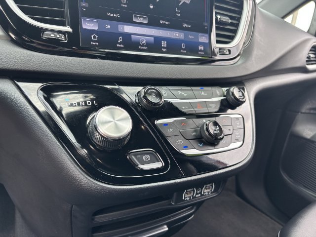 Used 2025 Chrysler Pacifica Select FWD image 26
