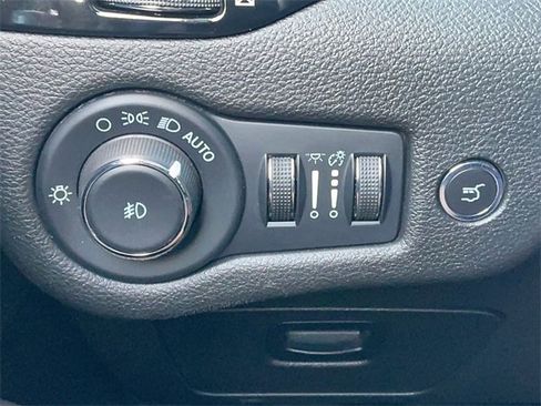 Used 2023 Jeep Cherokee Altitude Lux image 29