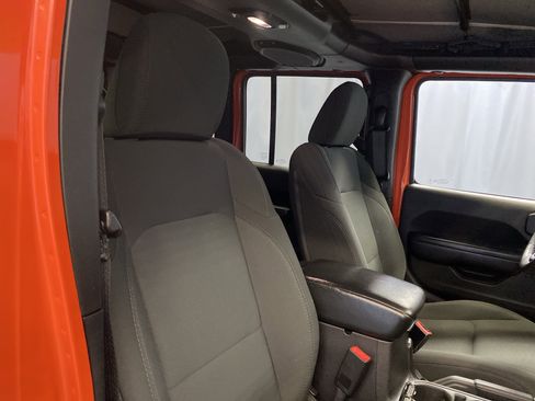Certified 2018 Jeep Wrangler Unlimited Sport S image 39
