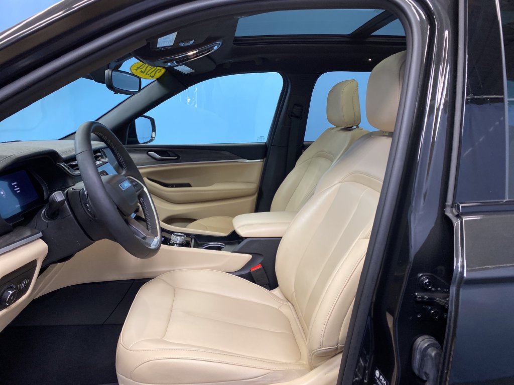 Used 2024 Jeep Grand Cherokee Limited AWD/4WD image 10