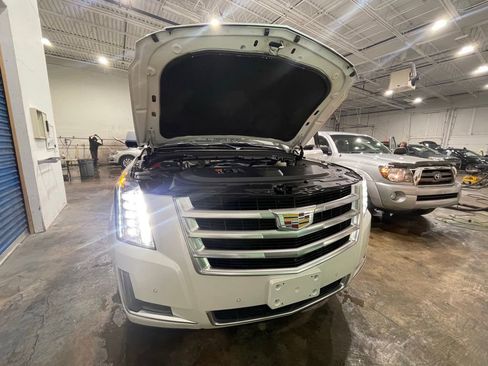Used 2016 Cadillac Escalade Luxury image 32