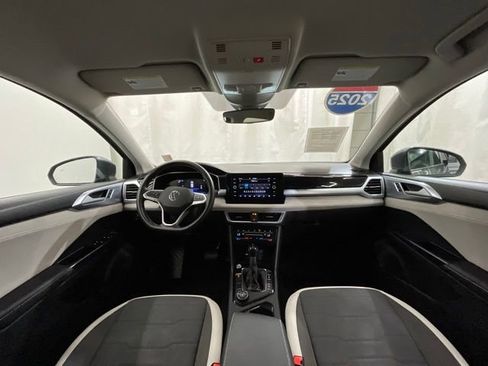 Used 2025 Volkswagen Taos SE AWD/4WD image 16