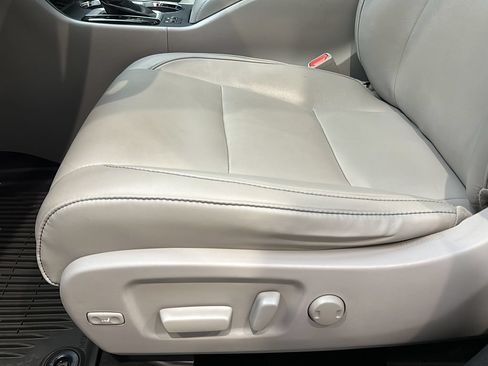 Used 2018 Toyota Highlander XLE w/ Carpet Mat Package (TMS) AWD/4WD image 13