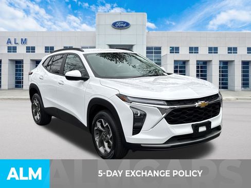 Used 2025 Chevrolet Trax LT w/ LT Convenience Package image 4