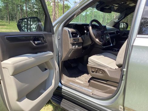 New 2026 GMC Yukon XL Elevation w/ LPO, Elevation Black Package RWD image 10