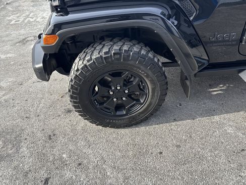 Used 2023 Jeep Gladiator Willys image 11