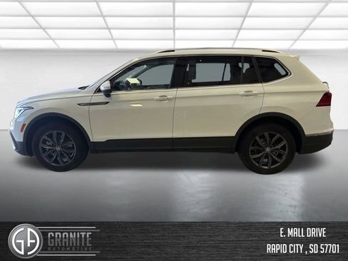Used 2024 Volkswagen Tiguan SE w/ Panoramic Sunroof Package image 2