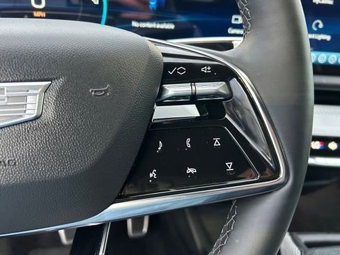Used 2025 Cadillac Optiq Luxury 2 w/ LPO, ONYX Package image 24
