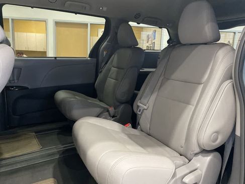 Used 2019 Toyota Sienna XLE image 21