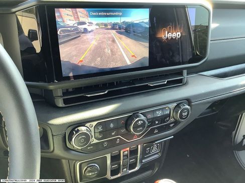 Used 2024 Jeep Gladiator Sport AWD/4WD image 13