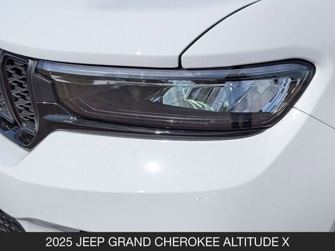 Used 2025 Jeep Grand Cherokee Altitude AWD/4WD image 10