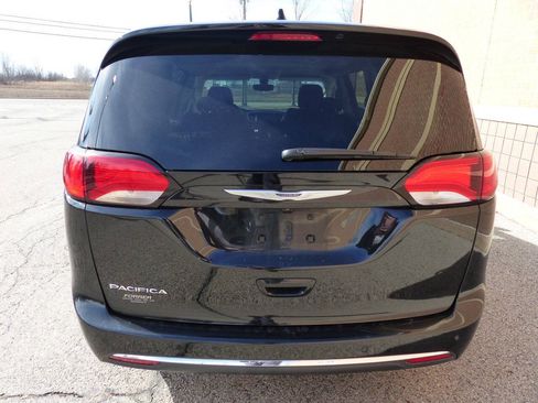 Used 2020 Chrysler Pacifica Touring w/ Tire & Wheel Group FWD image 7
