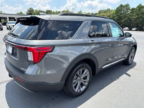 Used 2025 Ford Explorer Active w/ Active Comfort Package AWD/4WD image 2