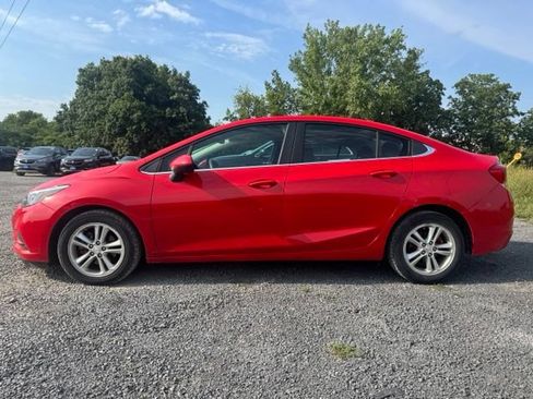 Used 2017 Chevrolet Cruze LT FWD image 3