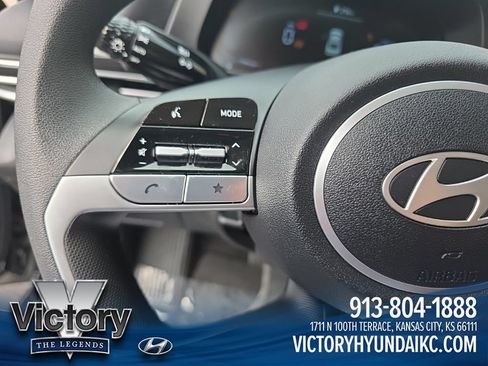 Used 2024 Hyundai Elantra SE FWD image 11