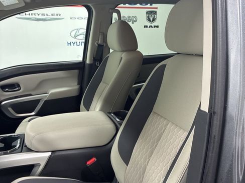 Used 2024 Nissan Titan SV w/ SV Convenience Package image 10