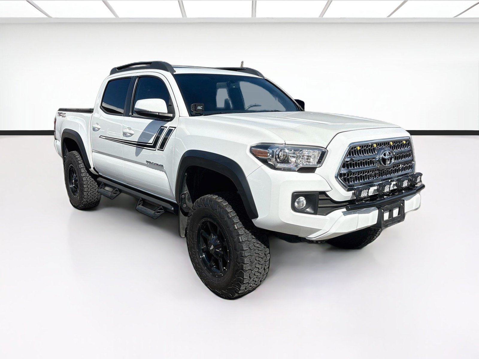 Used 2016 Toyota Tacoma TRD Off-Road RWD image 3