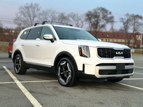 Used 2025 Kia Telluride EX w/ EX Captain's Chair Package image 9