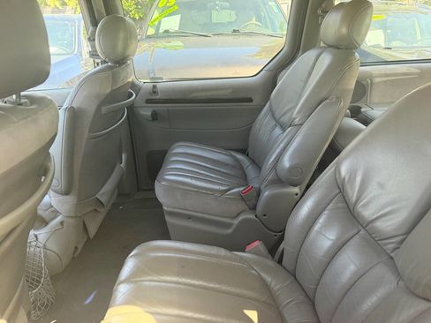 Used 2000 Chrysler Town & Country Limited FWD image 3