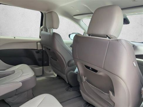 Used 2018 Chrysler Pacifica Touring-L w/ Advanced Safetytec Group FWD image 19