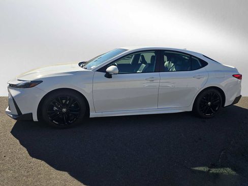 Used 2025 Toyota Camry SE image 6