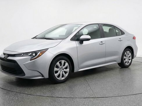 Used 2025 Toyota Corolla LE image 3