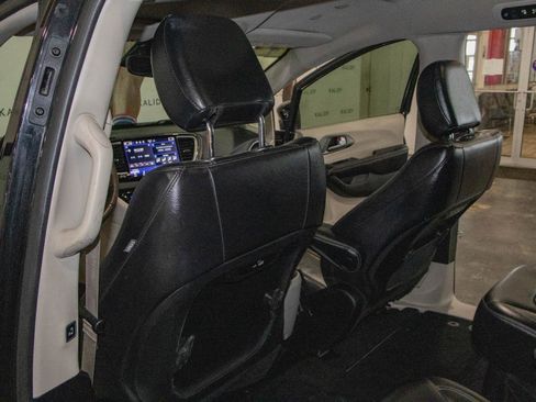 Used 2022 Chrysler Pacifica Touring-L image 9